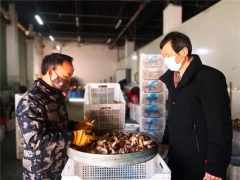 浙江省委疫情防控巡回督導(dǎo)組持續(xù)跟蹤加快主導(dǎo)產(chǎn)業(yè)復(fù)工復(fù)產(chǎn) 慶元香菇“活”起來(lái)了 ()