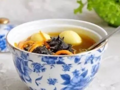 蟲(chóng)草菇海參濃湯，香濃誘人！ ()